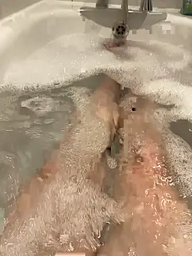 Snapshot of Russell1508 chatting on 11/04/25, 03:44 Russell1508 online show from 11/04/25, 03:44