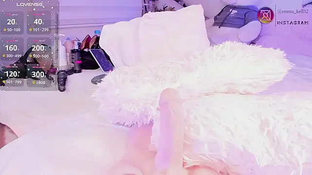 Snapshot of Emma-kell chatting on 02/23/25, 12:51 Emma-kell online show from 02/23/25, 12:51