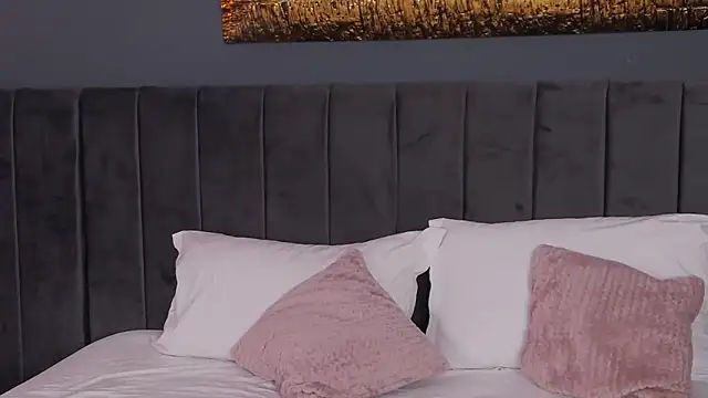 Snapshot of Emmelyn chatting on 10/16/25, 05:08 Emmelyn online show from 10/16/25, 05:08