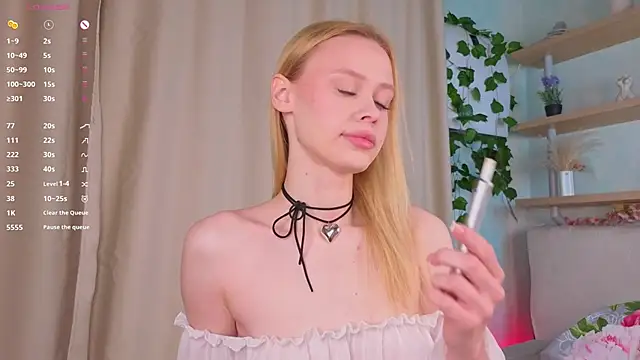 Snapshot of TaraSims chatting on 11/10/25, 11:48 TaraSims online show from 11/10/25, 11:48