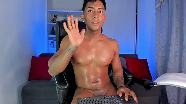 Snapshot of Couple_muscle1 chatting on 12/05/24, 01:17 Couple muscle1 online show from 12/05/24, 01:17