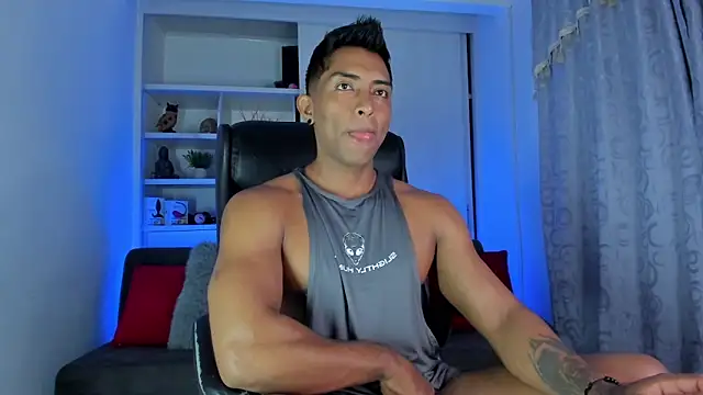 Snapshot of Couple_muscle1 chatting on 12/12/24, 02:44 Couple muscle1 online show from 12/12/24, 02:44