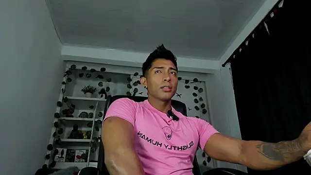 Snapshot of Couple_muscle1 chatting on 01/05/25, 11:12 Couple muscle1 online show from 01/05/25, 11:12