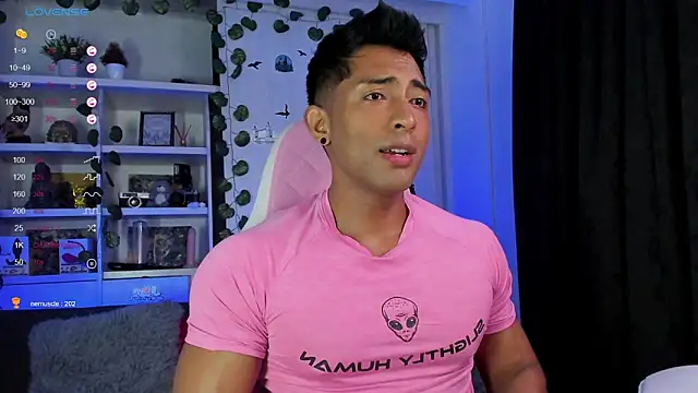 Snapshot of Couple_muscle1 chatting on 01/19/25, 10:49 Couple muscle1 online show from 01/19/25, 10:49