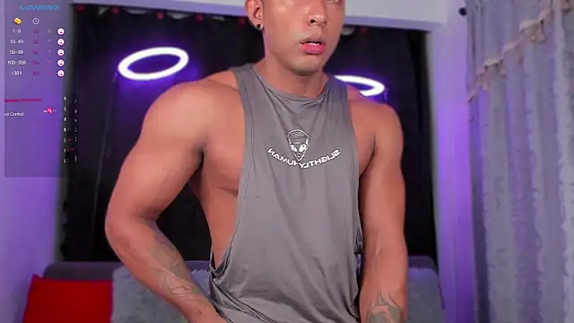 Snapshot of Couple_muscle1 chatting on 02/13/25, 03:03 Couple muscle1 online show from 02/13/25, 03:03