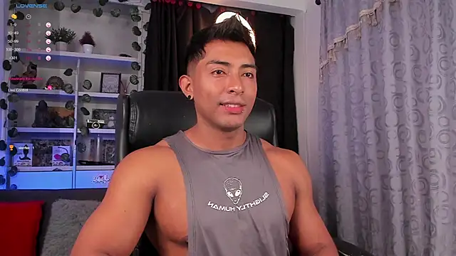 Snapshot of Couple_muscle1 chatting on 02/17/25, 01:53 Couple muscle1 online show from 02/17/25, 01:53