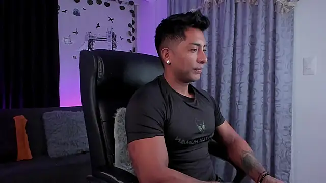 Snapshot of Couple_muscle1 chatting on 03/16/25, 10:20 Couple muscle1 online show from 03/16/25, 10:20