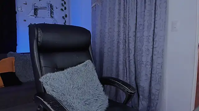 Snapshot of Couple_muscle1 chatting on 03/22/25, 04:15 Couple muscle1 online show from 03/22/25, 04:15