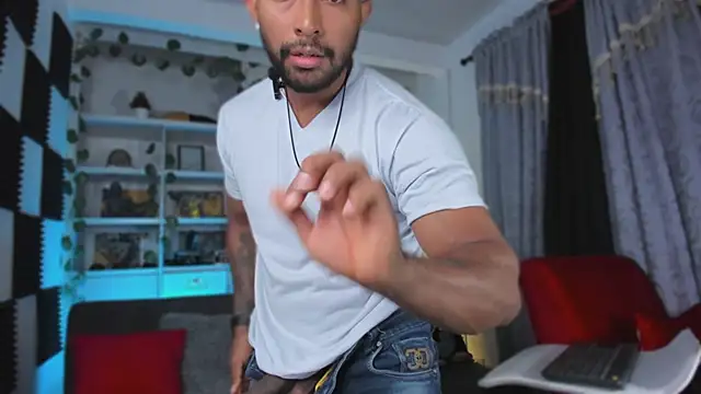 Snapshot of Couple_muscle1 chatting on 12/01/25, 01:43 Couple muscle1 online show from 12/01/25, 01:43