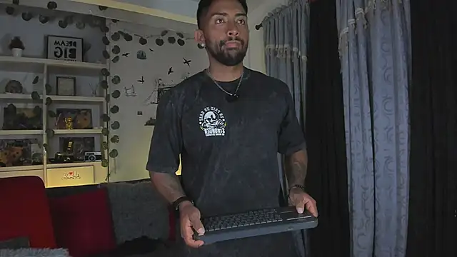 Snapshot of Couple_muscle1 chatting on 01/06/26, 09:39 Couple muscle1 online show from 01/06/26, 09:39