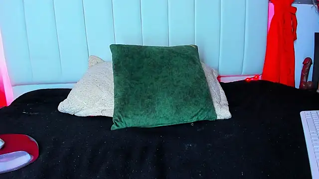 Snapshot of caro_lyne_ chatting on 09/15/25, 07:03 caro lyne online show from 09/15/25, 07:03