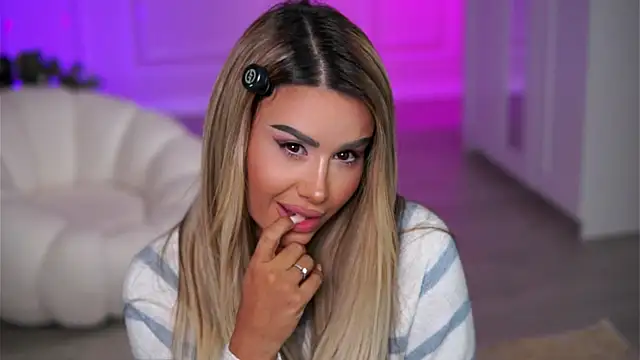 Snapshot of EvaZane chatting on 10/27/25, 08:35 EvaZane online show from 10/27/25, 08:35