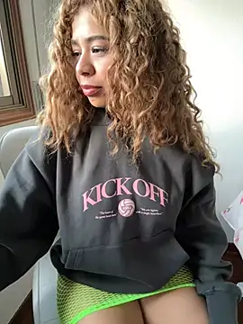 Snapshot of LEONCITA_ chatting on 12/12/24, 04:32 LEONCITA online show from 12/12/24, 04:32