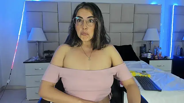 IsisLoveyes  online show from 01/02/25, 12:23