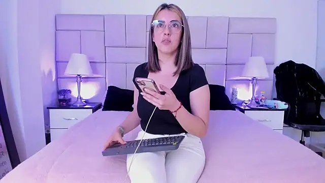 IsisLoveyes  online show from 02/05/26, 12:04