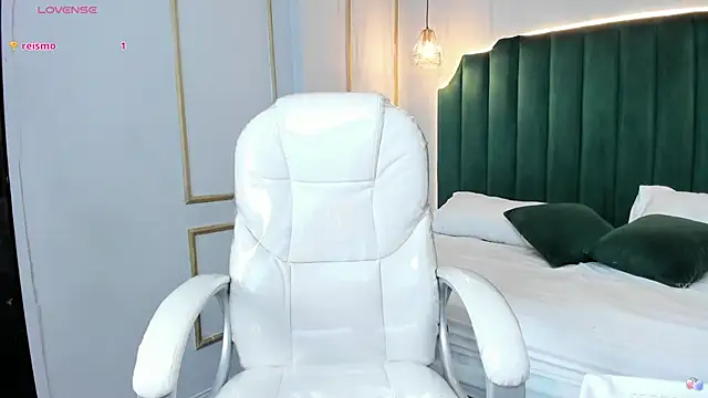 LindsyCater online show from 09/29/25, 12:32