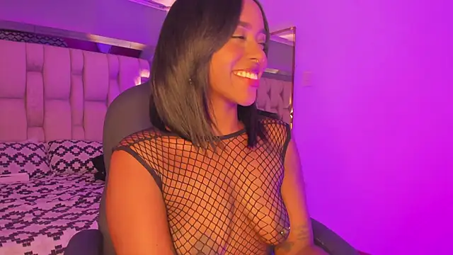 Snapshot of EmilyHaan chatting on 01/07/25, 11:24 EmilyHaan online show from 01/07/25, 11:24