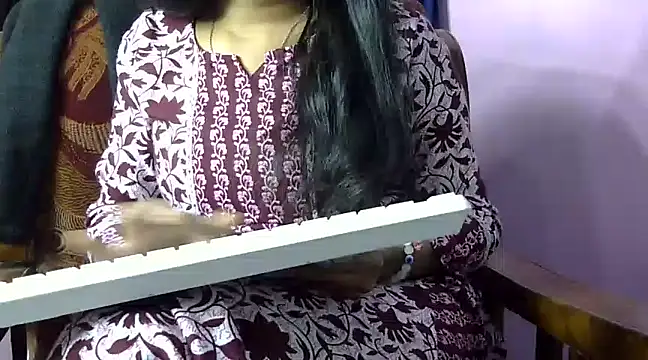 momo lov online show from 01/08/25, 11:21