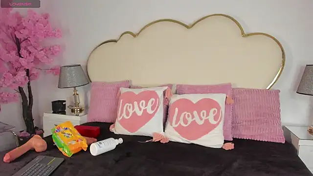 CahitlinBell online show from 11/25/25, 05:40