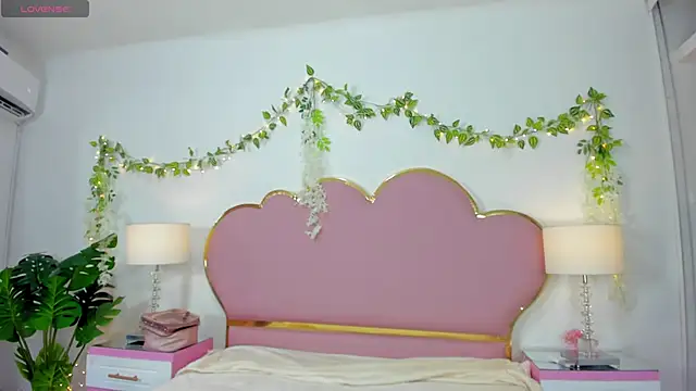 Snapshot of EmmaCrush chatting on 09/28/25, 09:09 EmmaCrush online show from 09/28/25, 09:09