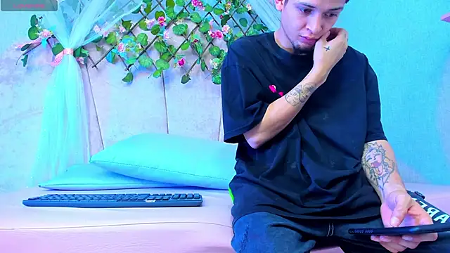 kendalltaylorr online show from 01/12/25, 09:30