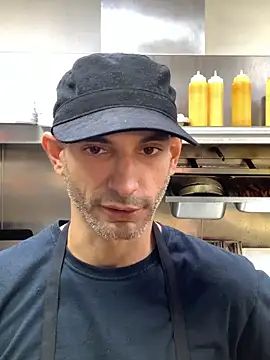 Snapshot of hailzeffn chatting on 09/15/25, 10:21 hailzeffn online show from 09/15/25, 10:21