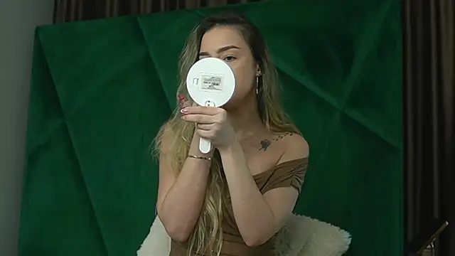 Snapshot of ScarletColes chatting on 11/21/25, 12:21 ScarletColes online show from 11/21/25, 12:21