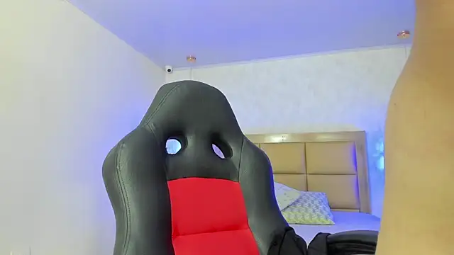 LARSONMIA online show from 10/01/25, 12:22