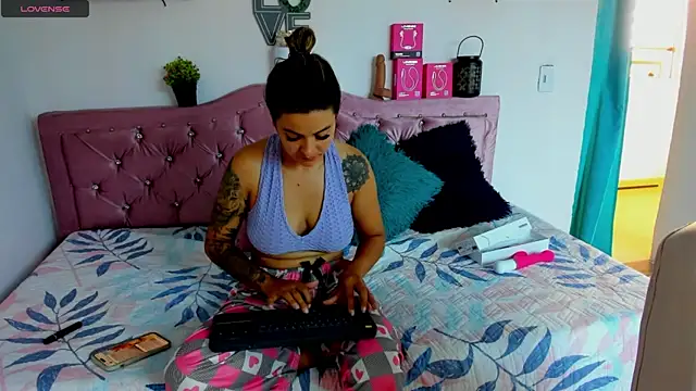 mia bigtits17 online show from 07/18/26, 04:44