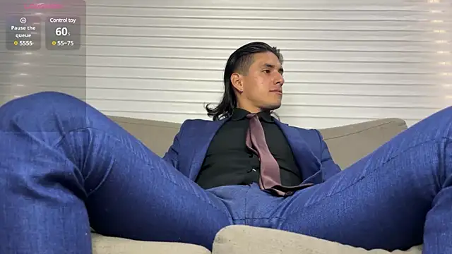 Snapshot of Tom_blunt96 chatting on 01/25/25, 02:36 Tom blunt96 online show from 01/25/25, 02:36