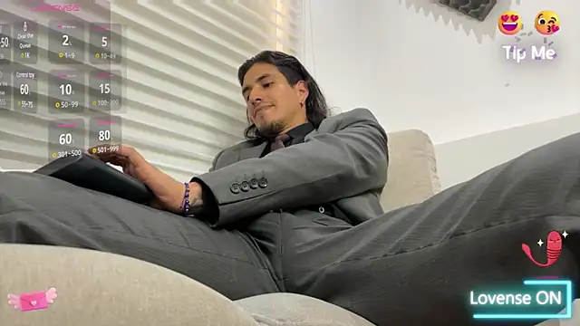 Snapshot of Tom_blunt96 chatting on 02/23/25, 04:13 Tom blunt96 online show from 02/23/25, 04:13