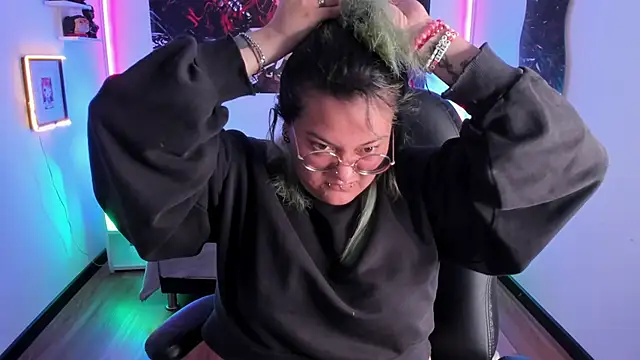 lucky-leah online show from 11/14/25, 04:44