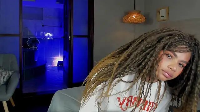 nayah   online show from 11/05/25, 07:47