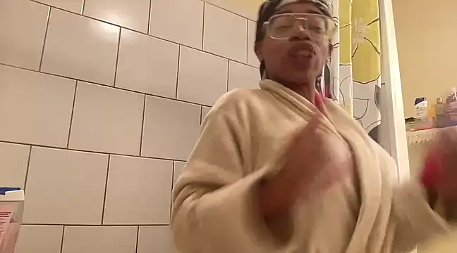 Snapshot of MommyConfident chatting on 01/08/25, 12:28 MommyConfident online show from 01/08/25, 12:28