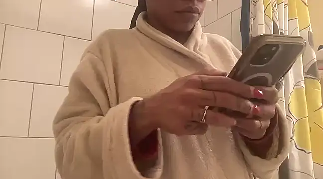 Snapshot of MommyConfident chatting on 02/01/25, 01:34 MommyConfident online show from 02/01/25, 01:34