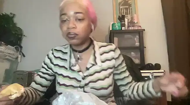 Snapshot of MommyConfident chatting on 03/11/25, 10:42 MommyConfident online show from 03/11/25, 10:42