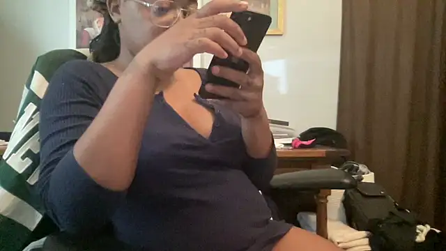 MommyConfident online show from 05/26/26, 07:43