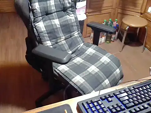 Snapshot of pinnklinkk chatting on 11/17/25, 11:54 pinnklinkk online show from 11/17/25, 11:54