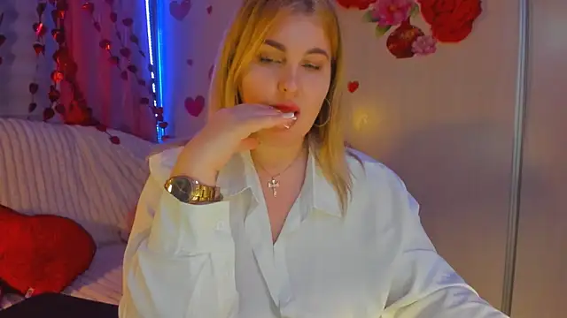 CoraSwon online show from 02/21/25, 09:32