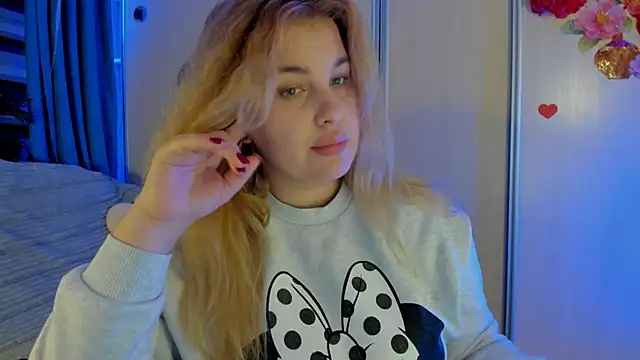 CoraSwon online show from 12/03/25, 07:12