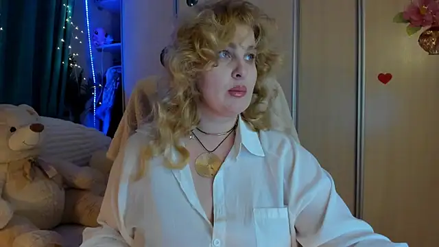 CoraSwon online show from 03/18/26, 06:00