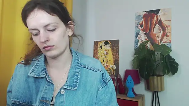 Snapshot of juicyNadine chatting on 09/10/25, 04:45 juicyNadine online show from 09/10/25, 04:45