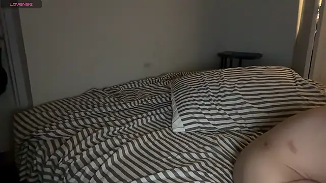 pantslesstraveler plt online show from 04/12/26, 07:57