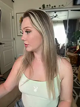 lexi luv online show from 02/06/25, 10:21