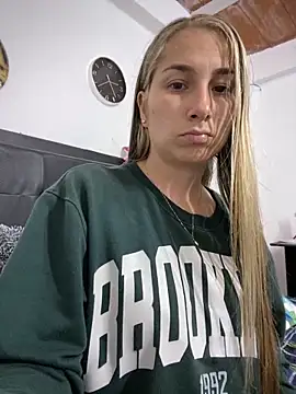 Snapshot of Iris_love18 chatting on 03/12/25, 07:38 Iris love18 online show from 03/12/25, 07:38