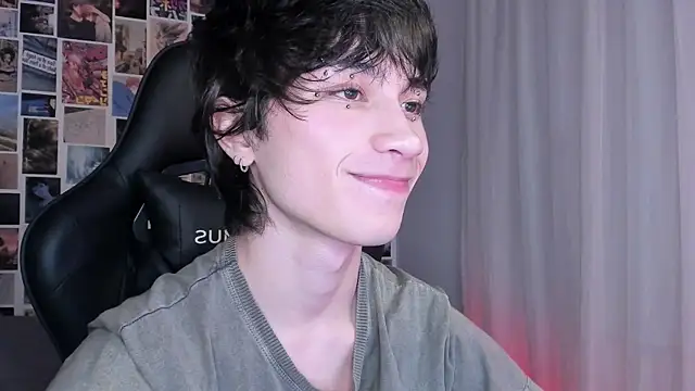 Snapshot of liamelf chatting on 03/23/25, 05:00 liamelf online show from 03/23/25, 05:00