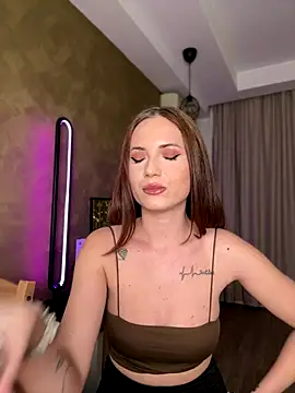 Snapshot of AvaGianna chatting on 11/18/25, 04:11 AvaGianna online show from 11/18/25, 04:11