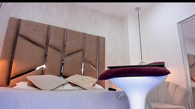 Martinaa Jones  online show from 09/18/25, 07:38