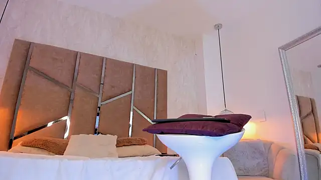 Martinaa Jones  online show from 10/04/25, 08:07