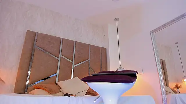 Martinaa Jones  online show from 10/14/25, 07:58